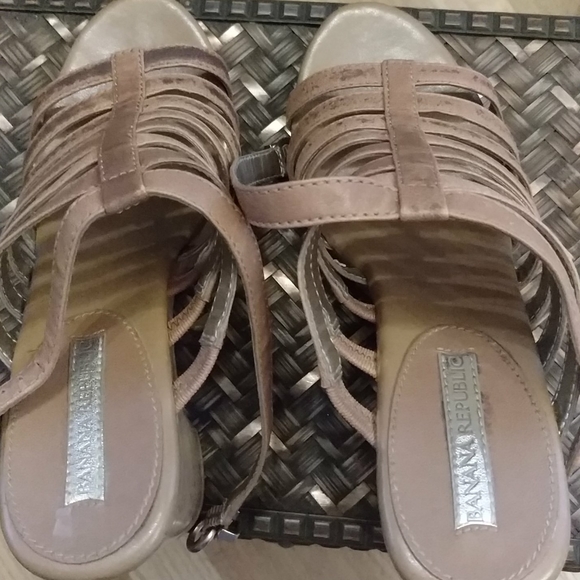 Banana Republic sandals on wooden platform - Picture 3 of 12